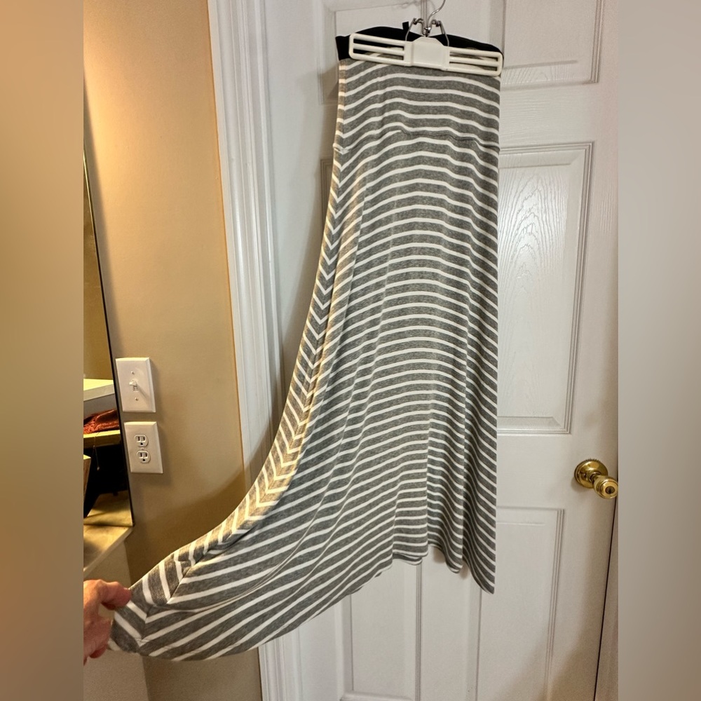 BCBG MAXI SKIRT -> sweat shirt material NWOT Size XS fits like small.